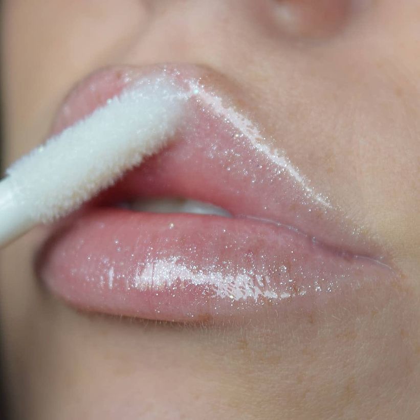 1- Parlak bir lipgloss