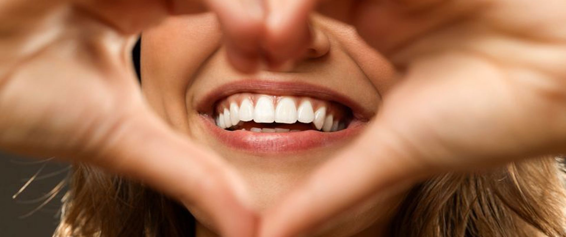 Makyaj sırları: Daha beyaz görünen dişler için 4 ipucu!