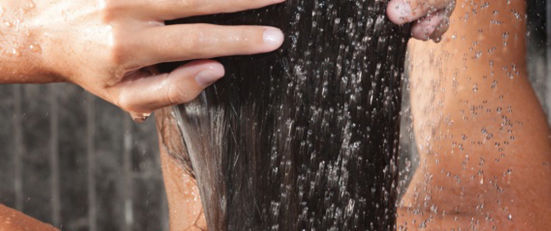 Saçlarını yıkarken dikkat etmen gereken 17 önemli nokta