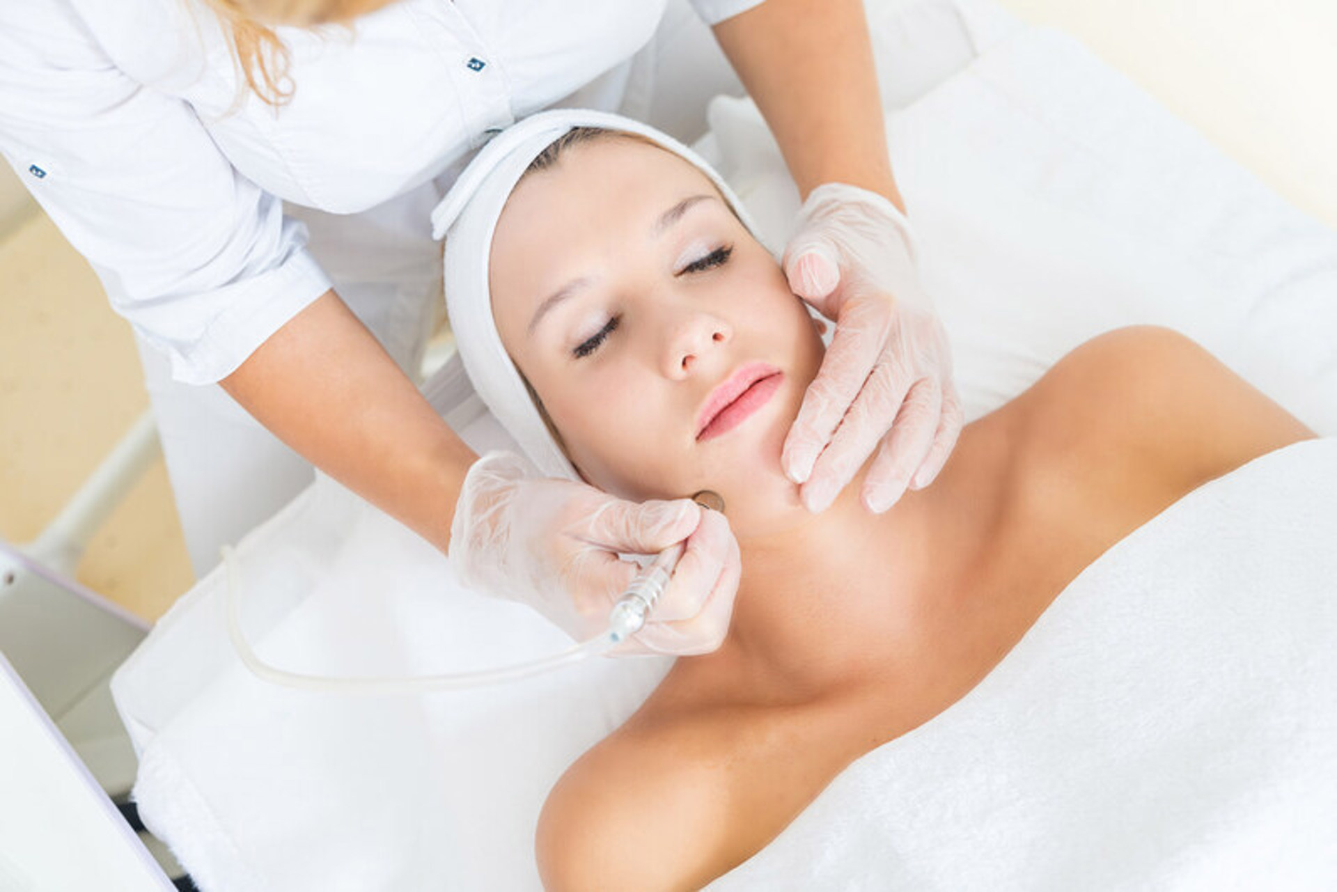 Akne tedavisinde çeşitli estetik uygulamalar yapılıyor. Bu uygulamalar nelerdir, cilde uzun vadede etkileri var mıdır?